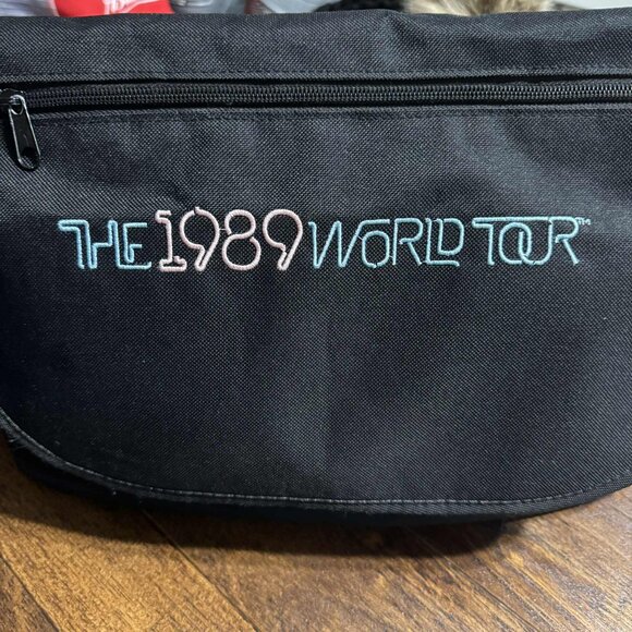 Taylor Swift 1989 World Tour Black Messenger Bag - Picture 2 of 3